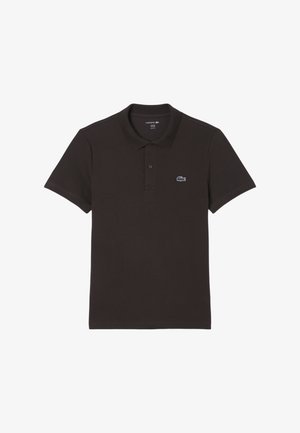 Svart pikétröja gjord av mjukt bomullstyg, med klassisk krage, korta ärmar och en broderad krokodillogo på bröstet.