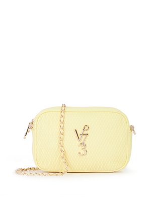 Piccola borsa rettangolare gialla trapuntata con tracolla a catena dorata e logo V73 dorato sul davanti su sfondo bianco.