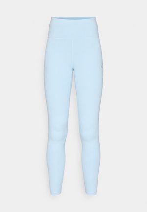 Lyseblå høytlivsleggings laget av elastisk, glatt materiale. Har en sømløs design og en liten logo på venstre side.