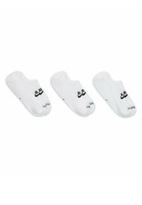 Calcetines de algodón blancos hasta el tobillo, con acentos de logotipo negros, con una textura suave y diseño sin costuras. Pack de tres pares.