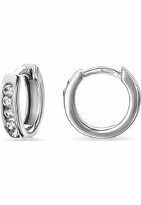 Silver hoopörhängen med en elegant design och fem inlagda klara stenar på ena sidan. Slät yta, polerad finish och cylindrisk form.