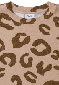 Felpa con stampa leopardata in tessuto beige con macchie marrone scuro. Presenta un classico colletto rotondo e un materiale morbido e strutturato. Etichetta del marchio visibile.