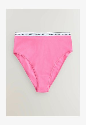 Růžové spodní prádlo s hladkým povrchem, s bílým lemem a černým potiskem loga "NEXT". Klasický střih s plným pokrytím.