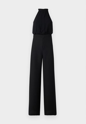 Salopeta neagră cu un design halter, cu un corp strâns și pantaloni largi. Fabricată dintr-un material moale, dispune de o textură netedă și detalii minime.