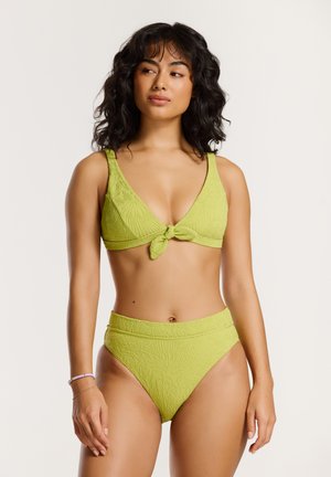 Ensemble bikini vert comprenant un bralette noué avec de larges bretelles et un bas taille haute, texturé avec un motif de feuilles sur l'ensemble.