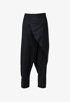 Pantalon noir court avec un devant drapé, fabriqué en tissu lisse. Caractérisé par une taille ajustée et des jambes fuselées.