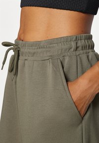 ONLY Play ONPLOUNGE LIFE REG NOOS - Joggebukse - kalamata