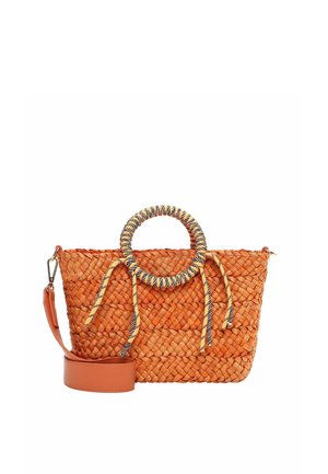 Bolso naranja tejido con asa redonda trenzada envuelta en cordón azul y amarillo, cierre con cordones y correa de cuero para el hombro desmontable.