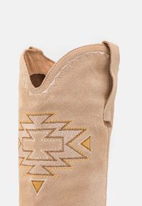 mtng TEO - Botas camperas - arena