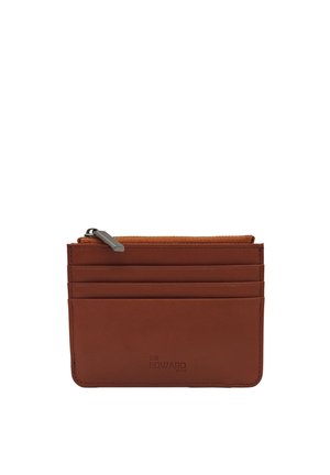 Porte-cartes compact en cuir marron avec trois emplacements pour cartes et une poche zippée sur le dessus, embossé du logo « Sir Edward Paris ».