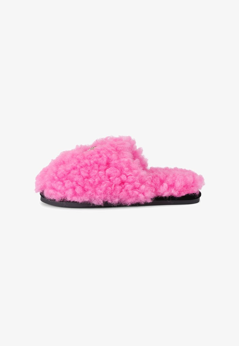 Pantofole a scivolo rosa fluffoso con tomaia texturizzata e suola nera. Presentano un materiale morbido simile alla lana in rilievo, creando un aspetto soffice.
