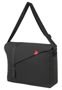 Musta viestilaukku, jossa on sileä kangas, viistoplane ja punainen kolmiomainen logo. Varustettu yhdellä säädettävällä olkahihnalla.