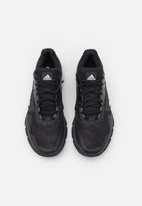 Ett par svarta Adidas löparskor med mesh-överdela och snörning, vyttes uppifrån på en vit bakgrund.