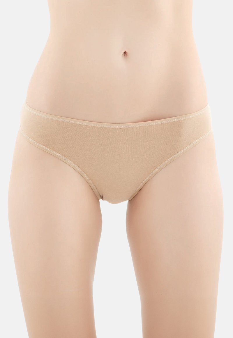 Mutande bikini in cotone beige con un tessuto liscio, design a vita bassa e cintura elastica. Nessuna cucitura o motivo visibile.