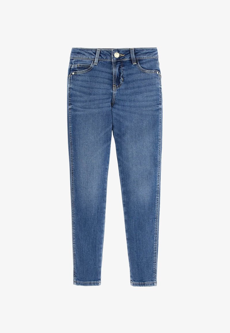 Jean denim bleu moyen coupe slim avec bouton frontal, braguette zippée, passants pour ceinture et cinq poches, sur fond blanc.