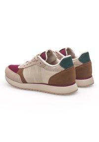 Beiga och vinröda sneakers med mocka- och meshstrukturer, med en vävd detalj, brun häl och gummisula. Lättviktig design.