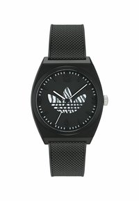Montre noire avec un boîtier carré, bracelet en caoutchouc noir texturé et un cadran noir présentant un logo rayé de zèbre et des index horaires blancs.