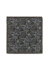 Temno šal s paisley vzorcem, ki vključuje zapletene modre, sive in bele motive, z gladko teksturo in končanimi robovi.