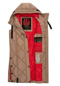 Veste quiltée beige avec capuche amovible, doublure rouge, écussons logotés et plusieurs poches intérieures. Dispose de boutons-pression et d'un cordon de serrage.