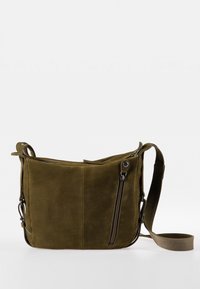 Olivegrünes Wildleder-Crossbody-Bag mit einer Reißverschluss-Fronttasche, verstellbarem Schulterriemen und glatter Textur. Mit abgerundeten Kanten für eine sanfte Form.