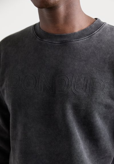 Felpa leggera di colore grigio scuro con colletto a costine; presenta un logo "DON DUP" in rilievo sulla parte anteriore; tessuto morbido e textured.