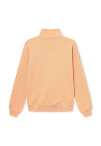Perzikkleurige sweater met een hoge hals, verlaagde schouders en geribde manchetten. Gemaakt van zachte stof, met een gladde textuur en zonder patronen.