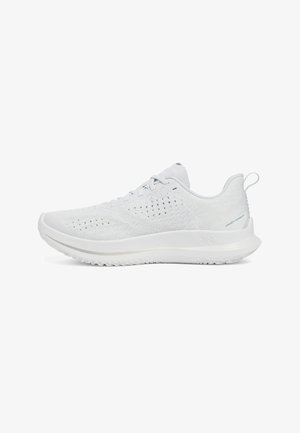 Baskets blanches avec tige en tricot respirant, design texturé et semelle en caoutchouc. Comprend des lacets plats et une languette au talon.