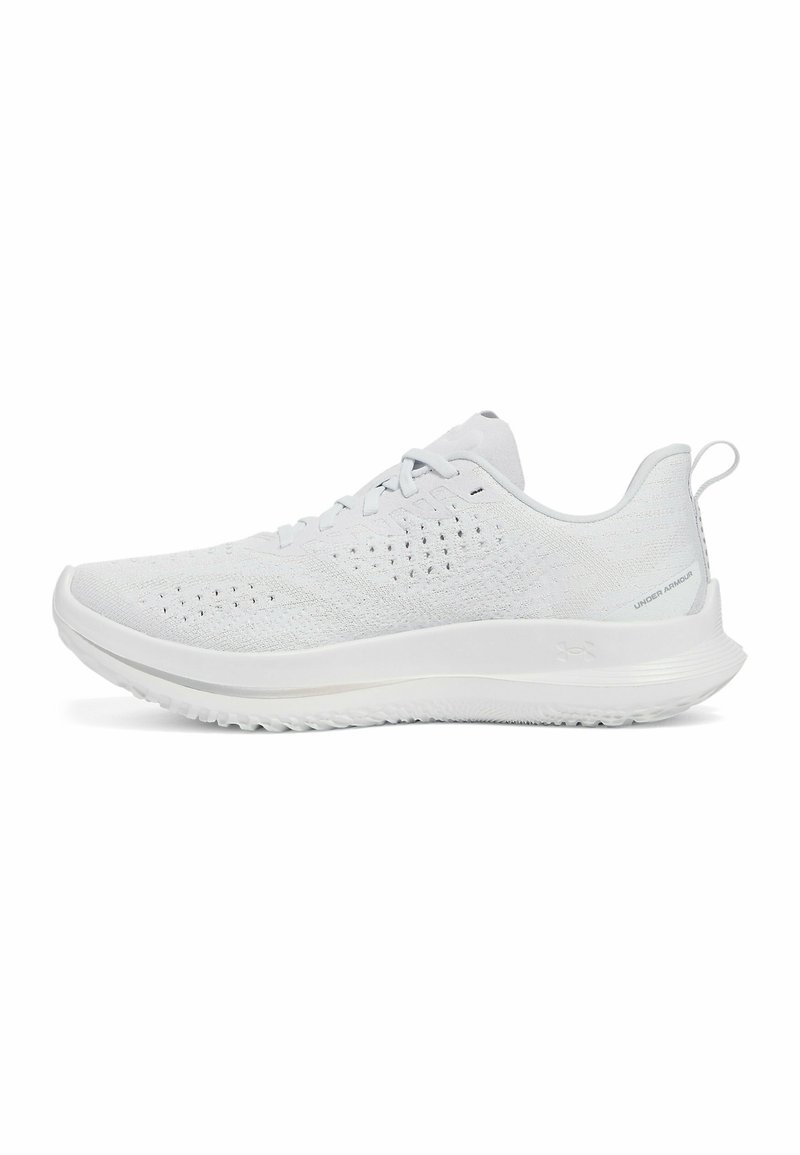 Baskets blanches avec tige en tricot respirant, design texturé et semelle en caoutchouc. Comprend des lacets plats et une languette au talon.