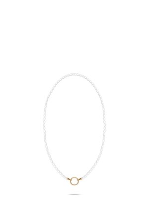 Hvid perlehalskæde med en rund guldlås placeret centreret i bunden, sat mod en hvid baggrund.