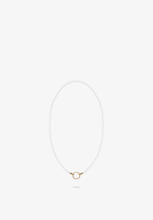 Hvid perlehalskæde med en rund guldlås placeret centreret i bunden, sat mod en hvid baggrund.