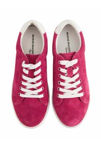 Baskets en suède rose avec des lacets blancs et des semelles en caoutchouc. Bout arrondi, design minimaliste, avec un logo sur la semelle intérieure. Texture douce.