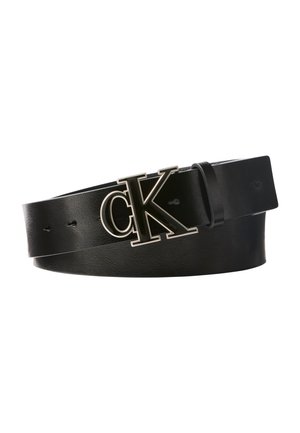 Czarny skórzany pasek z srebrną metalową klamrą w kształcie liter "cK" na białym tle.