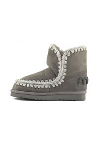 Stivale in suede grigio dalla forma rotonda, con una soffice fodera in pelliccia, accenti decorativi di cuciture e suola texturizzata, dotato di un sottile dettaglio di marca.
