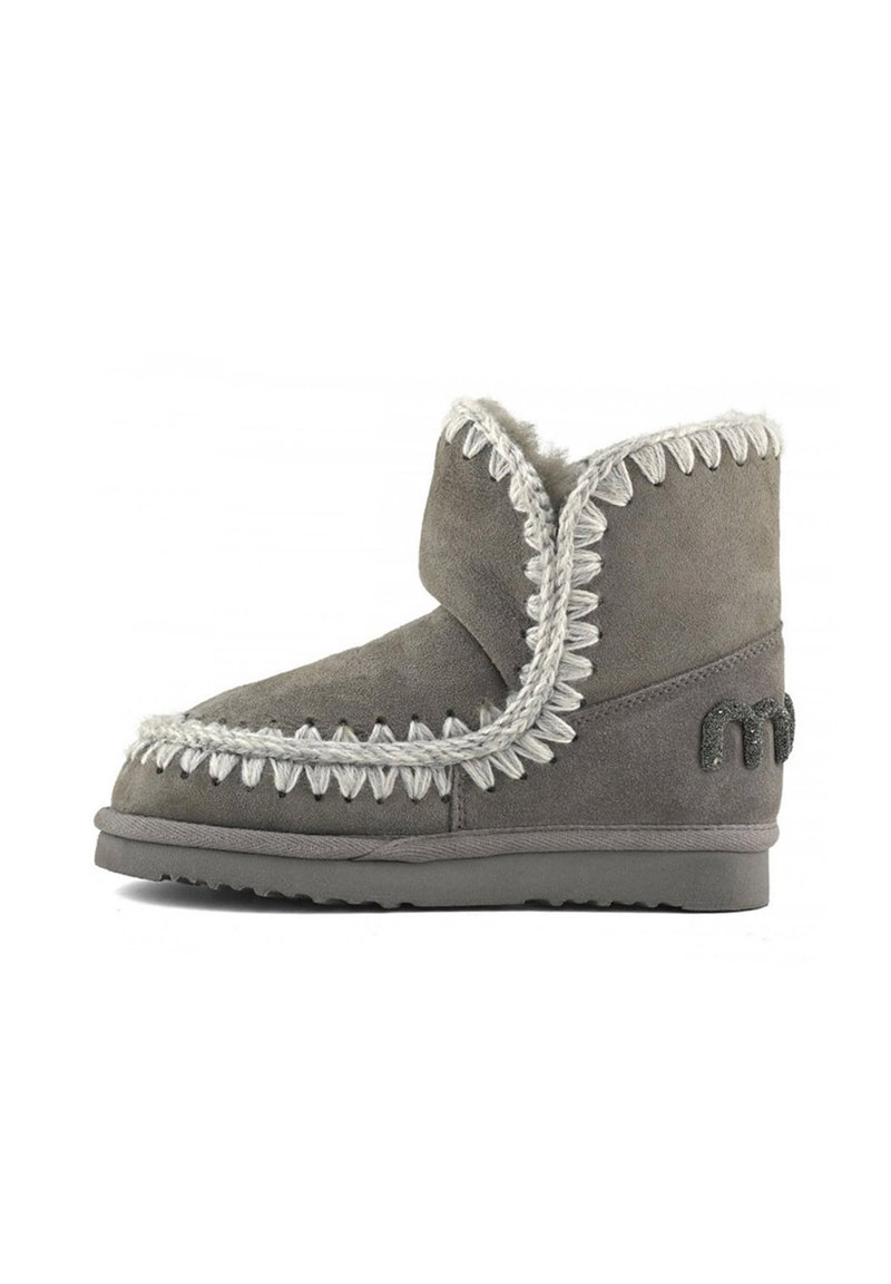 Stivale in suede grigio dalla forma rotonda, con una soffice fodera in pelliccia, accenti decorativi di cuciture e suola texturizzata, dotato di un sottile dettaglio di marca.