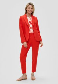 s.Oliver BLACK LABEL MIT SCHMAL ZULAUFENDEM BEIN - Pantalon de costume - preiselbeere