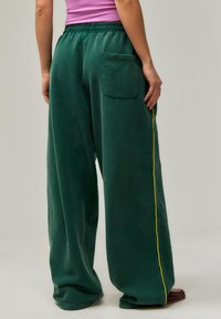 iets frans... HARRI WIDE LEG JOGGER UNISEX - Treniņtērpa apakšdaļas - forest green