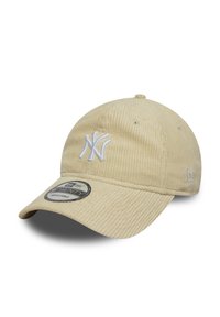 Căciulă din velur bej, cu un logo brodat alb al echipei New York Yankees, șase guri de ventilație și o curea ajustabilă în spate.