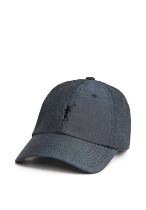 Casquette de baseball gris foncé avec une visière incurvée et un petit logo brodé représentant une personne effectuant un swing de golf sur le panneau avant.