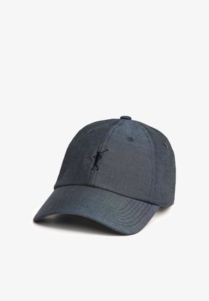 Ciemnoszara czapka z daszkiem baseballowym z zaokrąglonym rondem i małym haftowanym logo przedstawiającym osobę uderzającą kijem golfowym na przednim panelu.