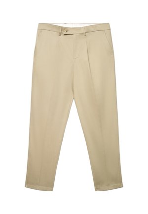 Pantaloni beige su misura con tasche frontali, passanti per cintura, chiusura con bottone e gamba leggermente affusolata, distesi su uno sfondo bianco.