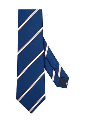 Niebieski krawat z przekątnymi kremowymi paskami, teksturowany materiał, spiczasty koniec oraz jednolita czarna metka na wąskim końcu.