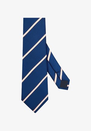 Niebieski krawat z przekątnymi kremowymi paskami, teksturowany materiał, spiczasty koniec oraz jednolita czarna metka na wąskim końcu.