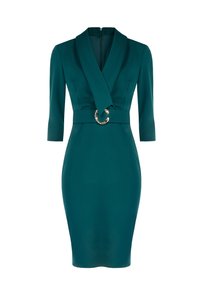 Teal jurk tot de knie met een diepe V-hals, driekwartmouwen en een tailleband met een ronde zilveren accent. Glad fabricus-textuur.