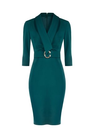 Teal jurk tot de knie met een diepe V-hals, driekwartmouwen en een tailleband met een ronde zilveren accent. Glad fabricus-textuur.