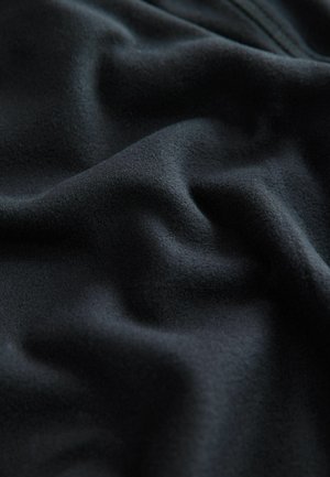 Schwarzer Fleece-Stoff mit einer weichen, glatten Textur, die sanfte Wellen und Falten zeigt, geeignet für Bekleidung oder textile Anwendungen.