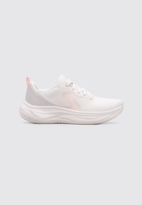 Zapatillas deportivas blancas hechas de material de malla con una suela lisa, que presentan un sutil acento rosa en el talón y en el logotipo lateral.
