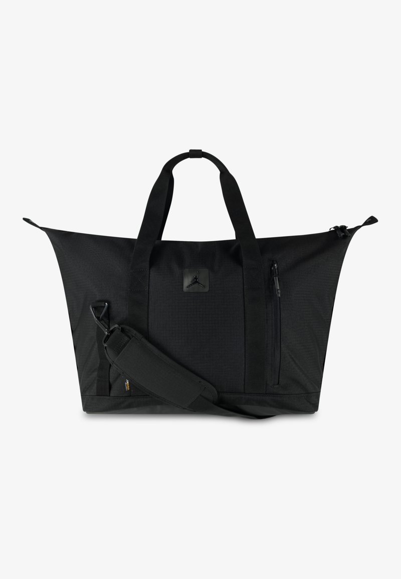 Bolsa de deporte negra con un exterior texturizado, que cuenta con dos asas superiores, una correa de hombro ajustable y un bolsillo con cremallera en la parte delantera.