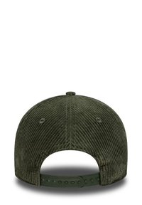 Ciemnozielona czapka z sztruksu o teksturowanej, żeberkowanej powierzchni, z regulowanym paskiem z tyłu oraz sześcioma otworami wentylacyjnymi.