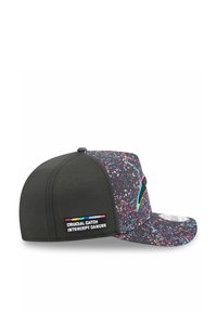 Schwarze Kappe mit einem bunten, gesprenkelten Muster. Verfügt über ein schwarzes Panel und ein mehrfarbiges Logo-Patch mit der Aufschrift "CRUCIAL CATCH INTERCEPT CANCER."