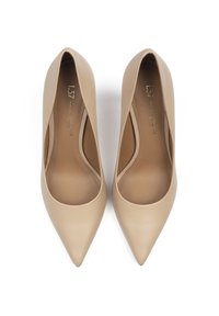 Scarpe con tacco alto in pelle beige con design a punta e texture liscia. Presentano un taglio lungo i lati per uno stile aggiuntivo.